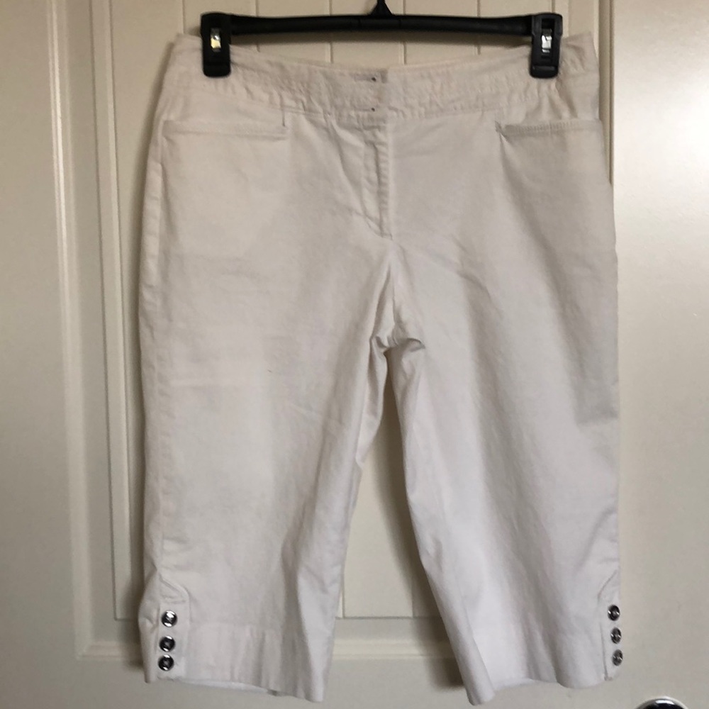 Lady’s white Capris